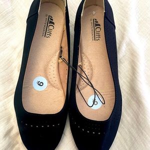 Cliffs by white mountain flats